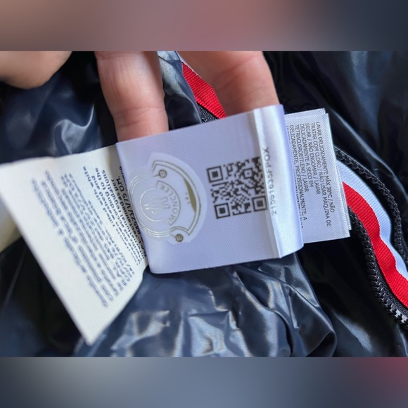 Moncler Montbeliard Short
Down jacket - Picture 6 of 9